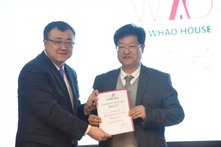 清华大学党委常委、副校长杨斌为天丰绿色装配集团总裁李旭禄颁发证书